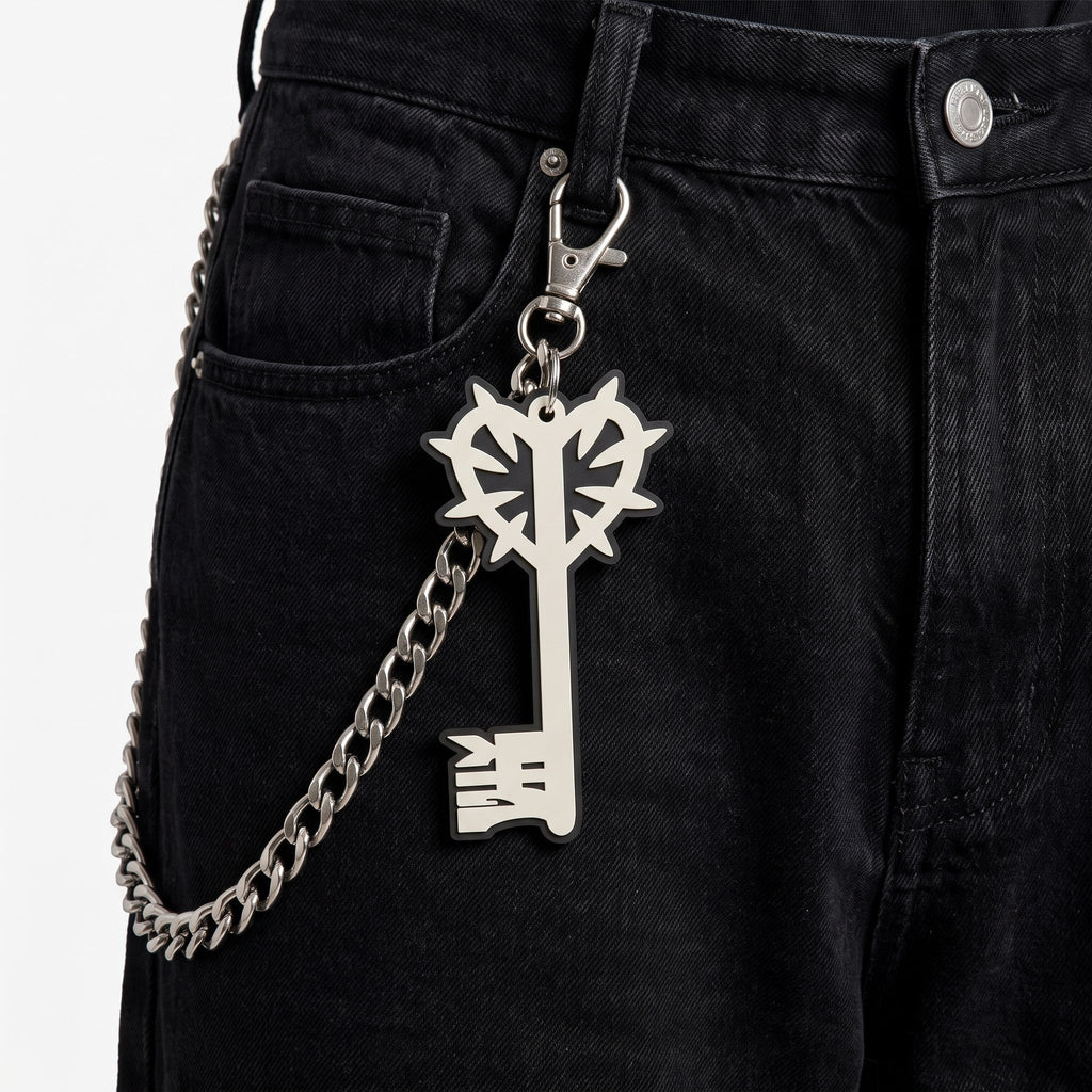 THE KEY — con catena sui jeans